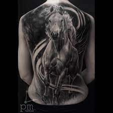 Collected some of the unique tattoo ideas for clock tattoo designs along with its symbolism which will guide your way before you approach to craft. Ruckentattoo Pferd Tattoovorlagen24 Com Tattoovorlagen24 Com