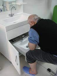 Abdest alırken, ayaklarınızı yıkarken, ayaklarınızı lavaboya kaldırmak yerine dbs ayakkabin kullanın. Neobahce Tasarim Lavabo