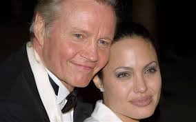The recipient of numerous accolades, including an academy award and. Spricht Angelina Jolie Mit Ihrem Vater