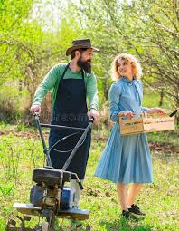 Line 1 and 3 are in the first bio and line 2 and 4. Couple Gardener Junge Gartnerei Im Garten Fruhjahrsgartnerei Konzept Der Bio Lebensmittelproduktion Stockbild Bild Von Landwirtschaft Masse 169815809