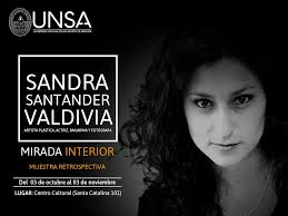CulturaUNSA #OrgulloUNSA Los invitamos a la Exposición retrospectiva en  homenaje a: 👩‍🎨 Sandra Santander Valdivia 👩‍🎨 Artista plástica, actriz,  bailarina y fotógrafa Alumna sobresaliente de la Escuela de Artes, quien  enfocó su