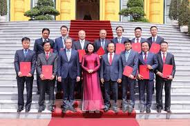 Lúc 9h sáng 5/4, đội nghi lễ tiến vào vị trí. Pho Chá»§ Tá»‹ch NÆ°á»›c Ä'áº·ng Thá»‹ Ngá»c Thá»‹nh Trao Quyáº¿t Ä'á»‹nh Bá»• Nhiá»‡m 12 Ä'áº¡i Sá»© Nhiá»‡m Ká»³ Má»›i