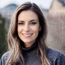 Shelly Pfeil's Instagram, Twitter & Facebook