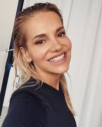 Zpěvačka dara rolins (48) si užívá tropických teplot v emirátech, kam vyrazila i se svou dcerou laurou (13). Is She In Love Again Dara Rolins Finally Replied I Am Beautiful