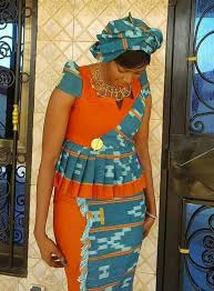 Size 0 wearing a size 36 dress. Melange De Pagne Baoule Et Tissu African Fashion Skirts African Fashion African Clothing