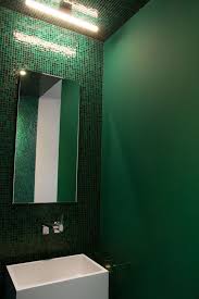Das badezimmer ist eines der lustigsten wohndesignzimmer! Farbe Im Bad Grunes Glasmosaik Und Eine Lampe Von Top Light Bad Design Badezimmer Einrichtung In Seiner Badezimmer Grun Badezimmer Dachschrage Bad Design
