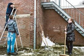 Jongeren knappen het kasteel op