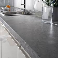 En effet avec une telle disposition, la famille dispose d'un immense plan de travail pour préparer les repas tout en jetant un coup d'oeil aux devoirs. Cuisine Amenagee Blanc Brillant Design Et A La Qualite Irreprochable