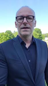 Gravferdskonsulentens oppgaver er varierte 😊 Noen kirker har fremdeles tau  og er avhengig av manuel kraft for å ringe. Så her tok jeg egenhendig og  trakk i tauene ❤️