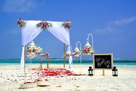 Per il look di un matrimonio in spiaggia potrete rivolgervi a negozi specializzati di abiti da cerimonia, ma anche ad atelier moda per indossare un abito su misura e personalizzato. Matrimonio In Spiaggia Come Organizzarlo Mamma Shop Online