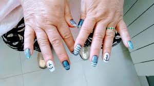 Para hacer este decorado necesitarás esmalte de color azul marino o cualquier otro color, pero tiene que ser oscuro para que el estilo quede. Unas Marineras Peluqueria Y Estetica Moana