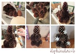 Réalisez une déco réchauffante en fabricant une création avec des pommes de pins pour les jours d'automne et d'hiver. Tuto Deco Nature Pour Noel Faire Un Sapin Avec Des Pommes De Pin Stephanie Bricole