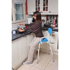 On aime les piétements en bois clair très moderne et la solidité des pieds en métal. Chaise Haute Confort Capitonnee