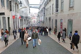 As restrições de circulação no centro de lisboa para os carros com matrículas anteriores ao ano 2000 fizeram disparar a colocação de anúncios de venda de automóveis na internet no mês de janeiro. Recolher Obrigatorio As 23h00 E Circulacao Entre Concelhos Proibida Horarios E Restricoes A Ter Em Conta Na Passagem Do Ano Atualidade Sapo 24