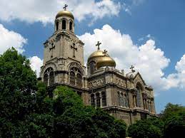 Templu de rugăciune pentru localnici și în același timp obiectiv turistic în traseele turiștilor, catedrala a devenit un simbol al orașului varna. Catedrala Adormirea Maicii Domnului Varna Doxologia