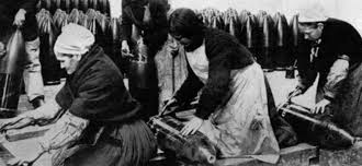 De plus,pendant la grande guerre on a pu voir des femmes faire des grèves ou encore adhérer à des syndicats, phénomène nouveau pour les femmes ! Les Femmes Dans La Grande Guerre 1 2