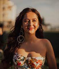 Манижа сангин стала героиней документального сериала о мигрантах. Lola Yuldasheva Payrav05 Twitter