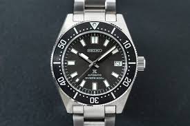The bezel is proportionally wider, the prospex logo is incorrect, and the dimensions (41.5mm) aren't the same as the original (37mm). Prospex Spb143 1965 Diver S Modern 62mas Re Issue Fluous