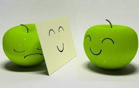 Emoji ini mengekspresikan banyak variasi perasaan seperti rasa ironis, senyum malu, sarkas, rasa lucu tersembunyi, hingga merasa bodoh. Bahagia Dan Sedih My Sweet Home