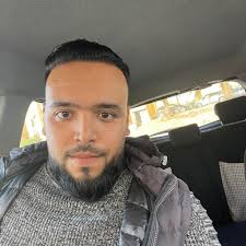 Eloued ( oued souf ) 650 km d'Alger , 9h de route , El oued veut dire la  rivière et souf veut dire les épées , On dit que la ville a