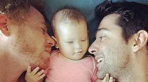 Una pareja gay de Valencia se niega a dejar Tailandia sin su hija nacida  gracias a un 'útero de alquiler'