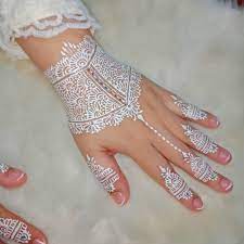 Gambar henna sederhana putih ini merupakan salah satu yang di buat tipis, sehingga motifnya pun hanya nampak sedikit berupa motif tumbuhan merambat yang sekaligus di beri motif cincin di beberapa bagian jarinya. Waterproof White Henna For Akad Nikah Inaiputihkl Inainikah Inaikahwin Hennaartiskl Hennadesign Women Pe Bridal Henna Designs Henna Tattoo Designs Henna