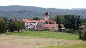 Višňová byla vybrána nejen pro malebnou polohu, ale i pro výstavnost a estetickou úpravu obce. Visnovou Na Pribramsku Proslavili Legendarni Chalupari Novinky Cz