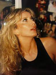 La couverture pesante newton peut vous aider à avoir un sommeil plus profond et plus relaxant grâce à son poids de 15 livres conçu pour réduire les mouvements agités pendant la nuit. La Puritana 1989