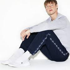 Ce modèle est présenté avec Men S Sport Band Tennis Sweatpants Pantalon De Survetement Survetement Homme Survetement Lacoste