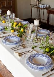 Here are a few holiday table setting ideas to get you in the mood for entertaining. Luxurious Holiday Table Settings For Less