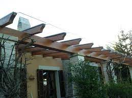En las terrazas se puede hacer como techumbre un cobertizo o pérgola, una estructura de madera, que junto con otorgar protección, haga que este espacio sea. Techos De Madera
