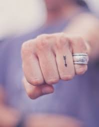 Tatouage Doigt Fleche Des Tatouages Jusqu Au Bout Des Doigts Elle Tatouages Subtils Tatouage Doigt Tatouage Discret