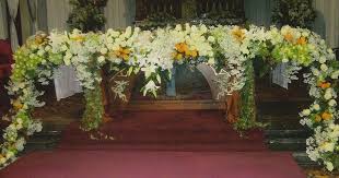 Warna bunganya juga sangat cantik, ada yang berwana merah, ungu, merah muda, putih dan lain sebagainya. Seni Merangkai Bunga Altar Gereja Lusius Sinurat