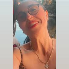 Tu as raison, les mots manquent, le coeur est plein, la parole est vide,  comment dire qu'on aime ? Comment exprimer l'amour ? Comment l'exprimer à  une femme comme toi ? Par