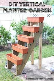 erdbeeren konnen leicht in behaltern und verschiedenen blumentopfen angebaut werden in dem erdbeeren konnen leic diy planters garden projects vertical planter