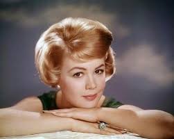 Happy Wednesday's friends! Another Serene Sandy for your Wednesday. Hope  you're all having a good week. 💚 📸