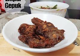 Gepuk merupakan jenis masakan olahan daging dengan cita rasa manis dan gurih. Menu Sahur Enak Empal Gepuk Radea