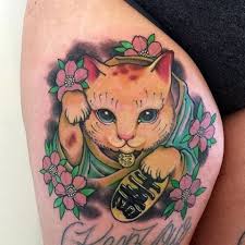 Hình xăm mèo thần tài được nhiều bạn gái yêu thích và lựa chọn. Hinh XÄƒm Meo Tháº§n Tai Thá»‹nh Hanh Va Ä'Æ°á»£c Nhiá»u NgÆ°á»i Yeu Thich Vá»›i Y NghÄ©a May Máº¯n Va Giau Sang Luckytattoo Vn
