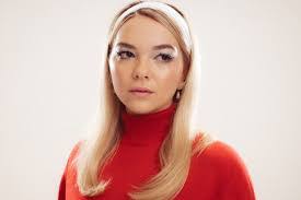 Carly Sharp's Instagram, Twitter & Facebook