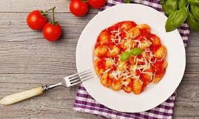 Il sugo di pomodoro è un doppio problema perché oltre ad avere la capacità di tingere il tessuto, contiene anche questo rimedio è utile anche se i grembiuli dovessero avere macchie di acquerello. Come Togliere Le Macchie Di Sugo Dai Vestiti Ace Ace