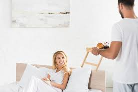 Mann und frau im bett. Mann Bringt Frau Morgens Das Fruhstuck Ins Bett Lizenzfreies Foto Und Stockbild