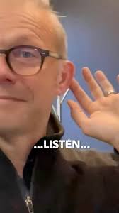 No one told me this would happen when I moved my studio to Europe! 😂😆 .,  ., #seankenney #amsterdam #lifeineurope #accordian #accordianmusic  #streetmusic #streetperformer #freeconcert ...