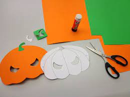 Wir zeigen, wie ihr gruselige halloweenmasken basteln und euch so unter die gespenster mischen könnt. Halloweenmasken Basteln Vorlagen Anleitung Geolino