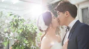 Pasangan yang terhubung secara emosional, secara tidak langsung dapat menikmati setiap momen dalam hidupnya dengan kebahagiaan dan membangun hubungan yang bermakna. Ramalan Zodiak Cinta 22 November 2020 Aquarius Jangan Berpikir Negatif Bagaimana Dengan Zodiakmu Tribun Bali