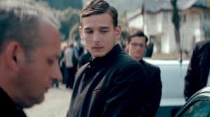 Prinși în lupta pentru putere între un preot incoruptibil, dar abuziv, și un profesor laic viclean și corupt, elevii învață că minciuna, furtul, manipularea și trădarea sunt aptitudini pe care trebuie să și le însușească pentru a rezista în seminar. Un Pas In Urma Serafimilor Trailer Oficial Ro Youtube