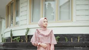 Jangan di geser pasti jadi emosi sama tkg fotonya, tulis wika dalam unggahan imey, wika terlihat didampingi pria bermasker hitam dengan kemeja batik yang motifnya sama persis alias baju couple. 7 Ide Baju Kondangan Simple Nan Elegan Untuk Pesta Siang Dan Malam Hari