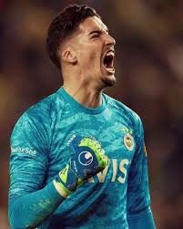 Süper lig ekiplerinden fenerbahçe'de oynamaktadır. Altay Bayindir Hd Futbolcular Kaleci Spor