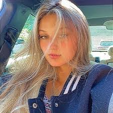 Samantha Coveney's Instagram, Twitter & Facebook