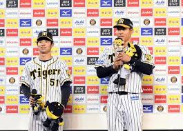 阪神がドラフト1位で交渉権を獲得した近畿大の #佐藤輝明 選手 本日の会見の様子です。 近大マグロとのフォトセッションも。 今日のドラフト会議で第１巡目 #佐藤輝明選手の交渉権が確定した直後の#矢野燿大監督 インタビューです! Uuftgefya2bhfm