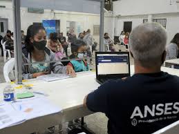 El subsidio para los monotributistas tendrá más opciones de pago. Beneficiarios De Asignaciones Y Monotributistas Del Amba Recibiran Un Subsidio De 15 Mil Pesos Este Mes Negocios Politica